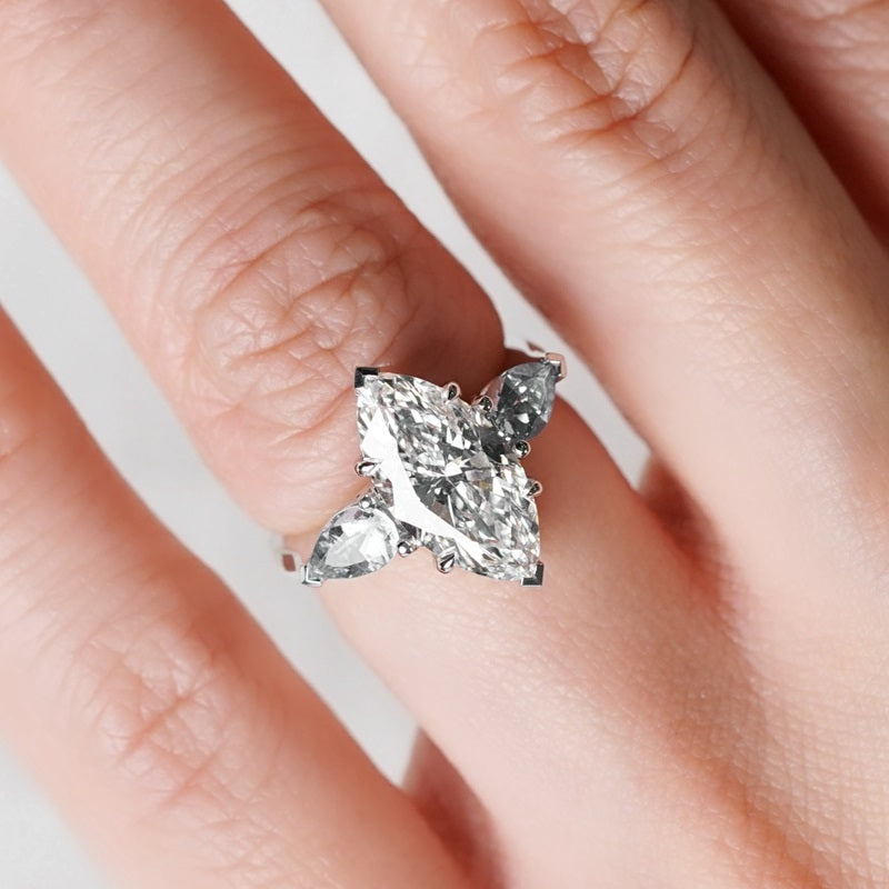 REMI 馬眼形培育鑽石戒指托｜三石設計配梨形側鑽（18K 金／鉑金）– R24806MQ