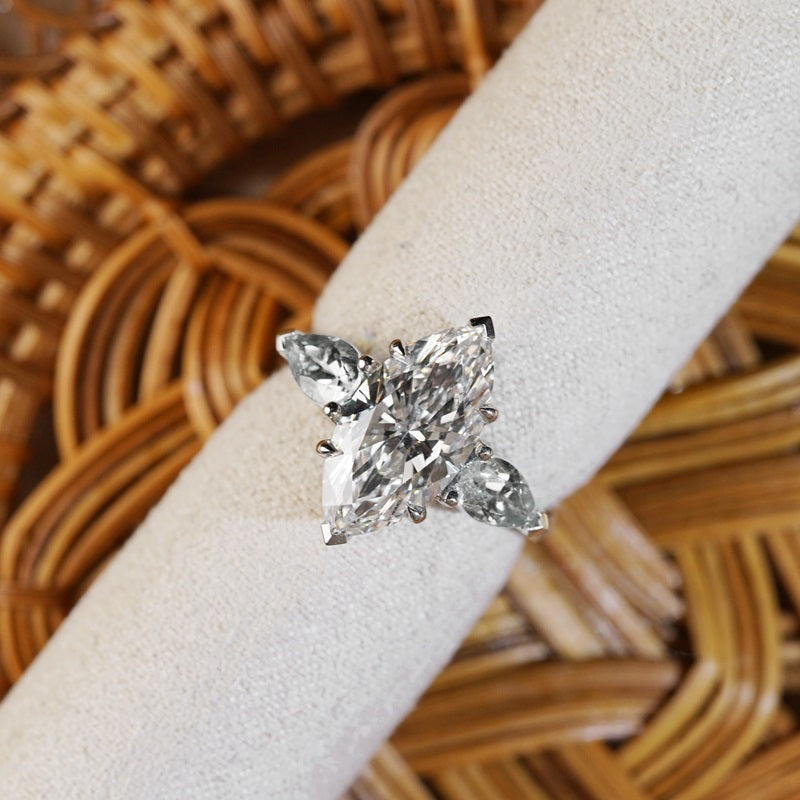 REMI 馬眼形培育鑽石戒指托｜三石設計配梨形側鑽（18K 金／鉑金）– R24806MQ