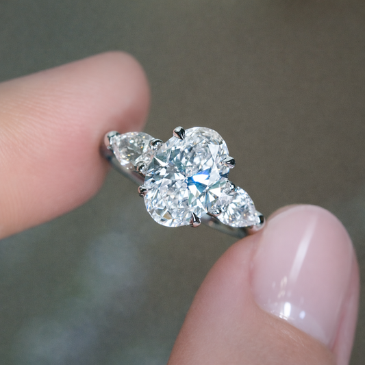 REMI 橢圓形培育鑽石戒指托｜三石設計配梨形側鑽（18K 金／鉑金）– R24806OVA