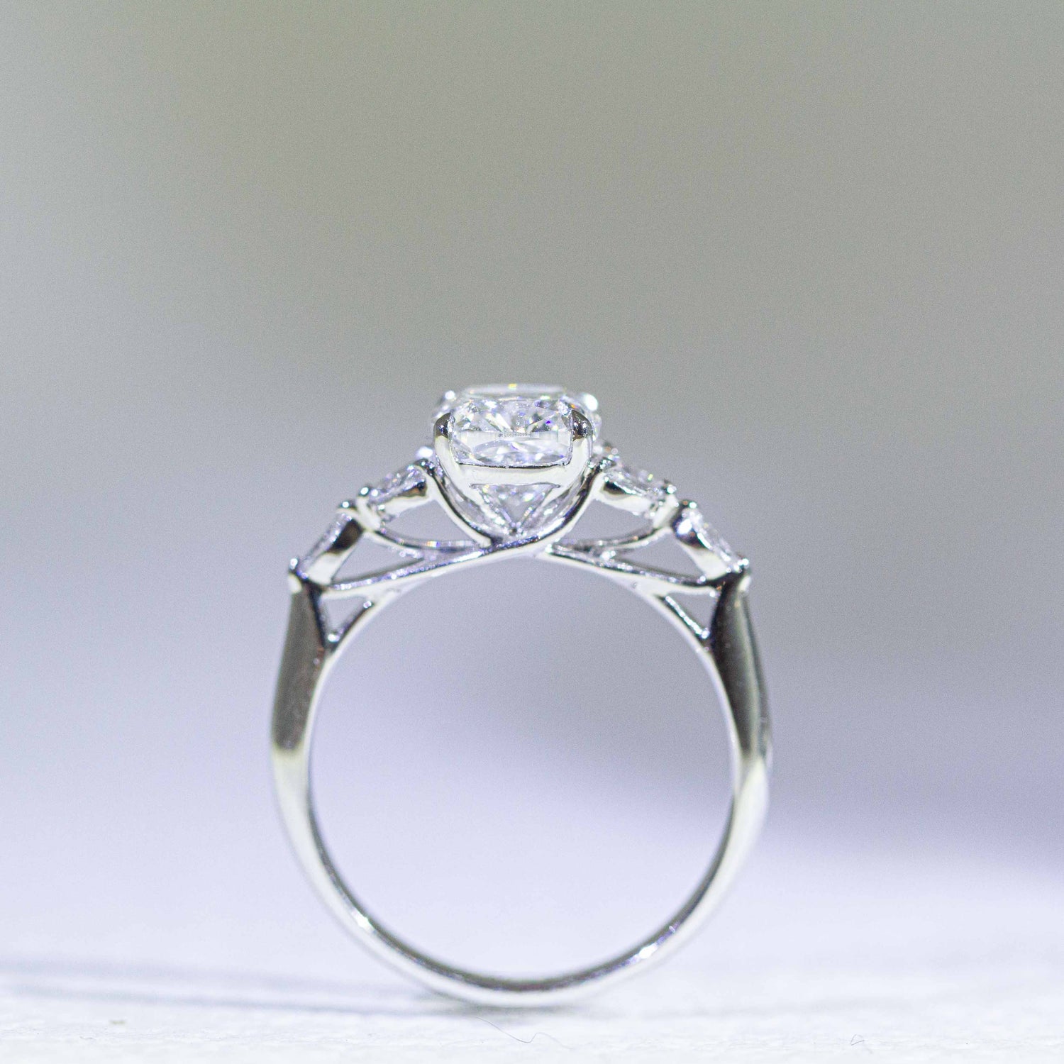 2.00ct 墊形培育鑽石戒指 - 鉑金 PT950 （附 IGI 證書）｜三石概念設計配馬眼形側鑽｜MARIAN - R24807CUA｜現貨款