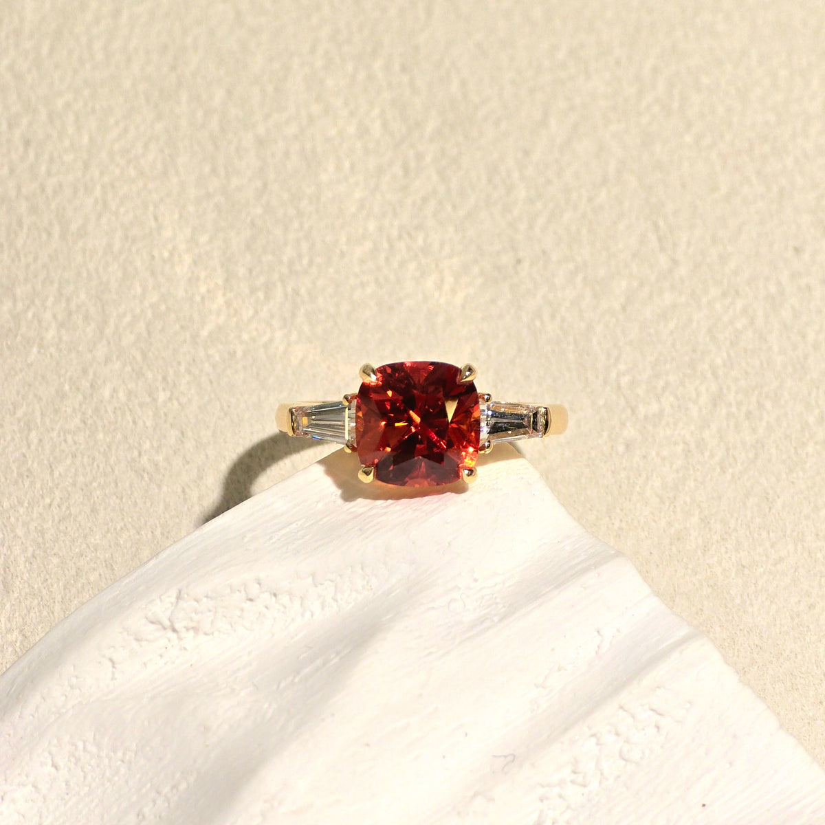 3.33ct 墊形培育橙色藍寶石戒指（附 IGI 證書）｜三石鑲嵌款式（18K黃金）｜現貨款