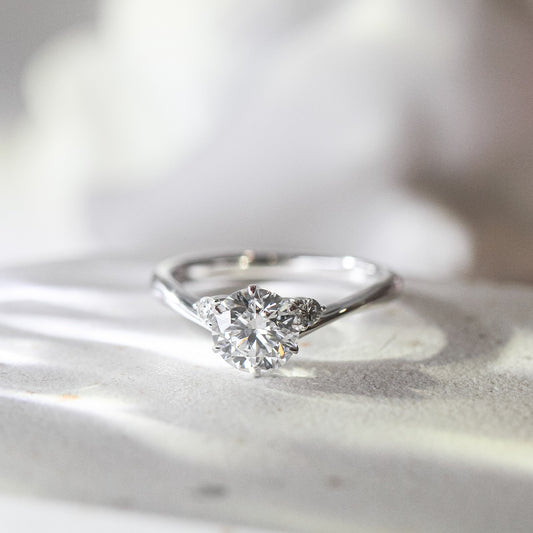 In-Stock 18K 1.02cts Round Shape Lab Grown Diamond Ring (EILEEN - SGK0896)