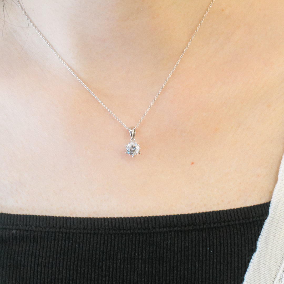 18K Gold Lab-Grown Diamond Pendant Setting | Heart-Prong Drop-Set Solitaire with Tapered Bail | SJ2007