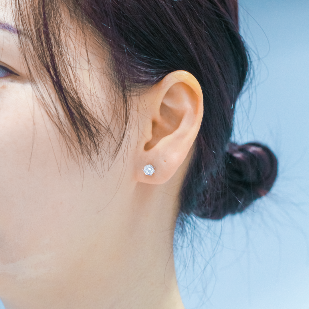 18K Gold Lab-Grown Diamond Stud Earrings Setting | Heart-Prong Design | SJ2014