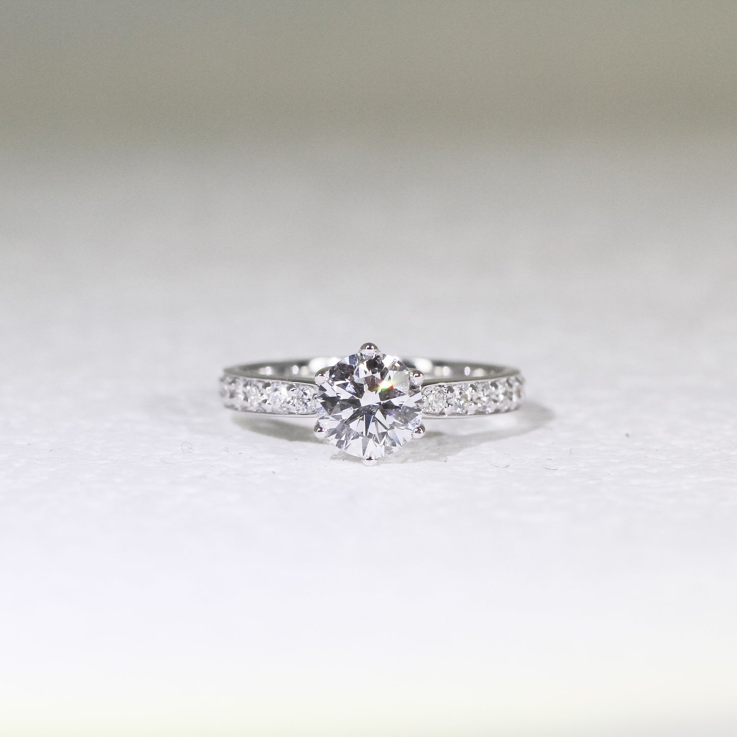 In-Stock PT950 2.05cts Round Shape Lab Grown Diamond Ring (AMABEL – TM0160M)