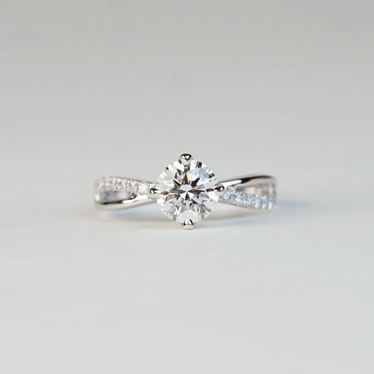 FELICITY 培育鑽石戒指托｜交錯鋪鑽戒圈（18K 金／鉑金）– TM0247