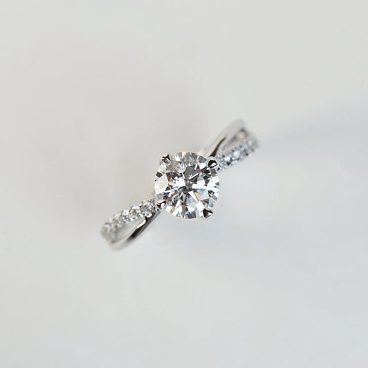 FELICITY 培育鑽石戒指托｜交錯鋪鑽戒圈（18K 金／鉑金）– TM0247