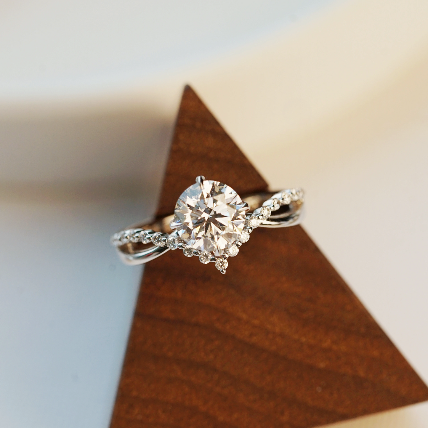 1.23ct 圓形培育鑽石戒指 - 18K白金（附 IGI 證書）｜V形鋪鑽戒圈｜PRINCESS - TM0305｜現貨款