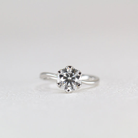 In-Stock 18K 1.02cts Round Shape Lab Grown Diamond Ring (AMARYLLIS – TM0532)
