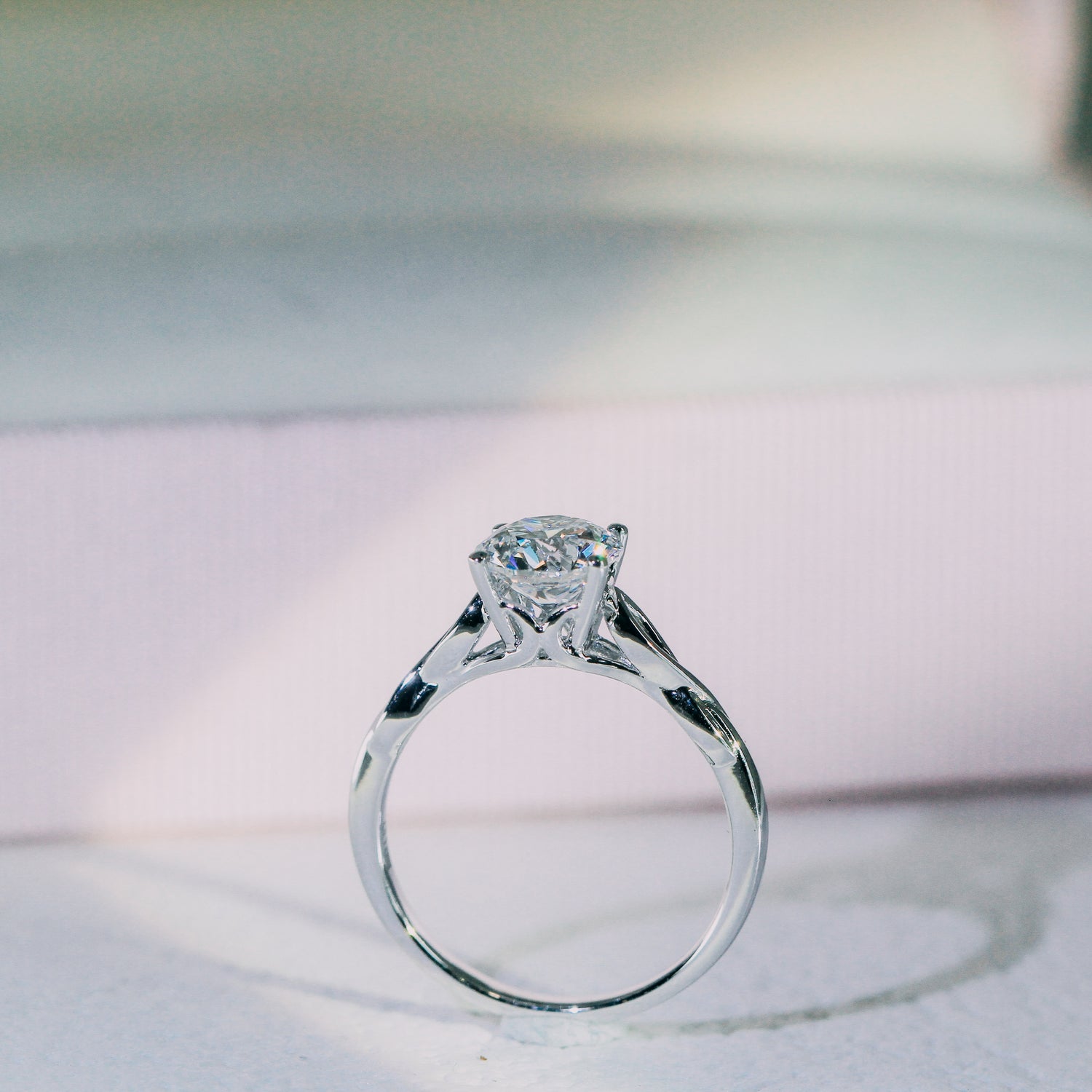 1.05ct 圓形培育鑽石戒指 - 18K白金（附 IGI 證書）｜編織式交錯戒臂設計｜ROXANNE - TM0809｜現貨款