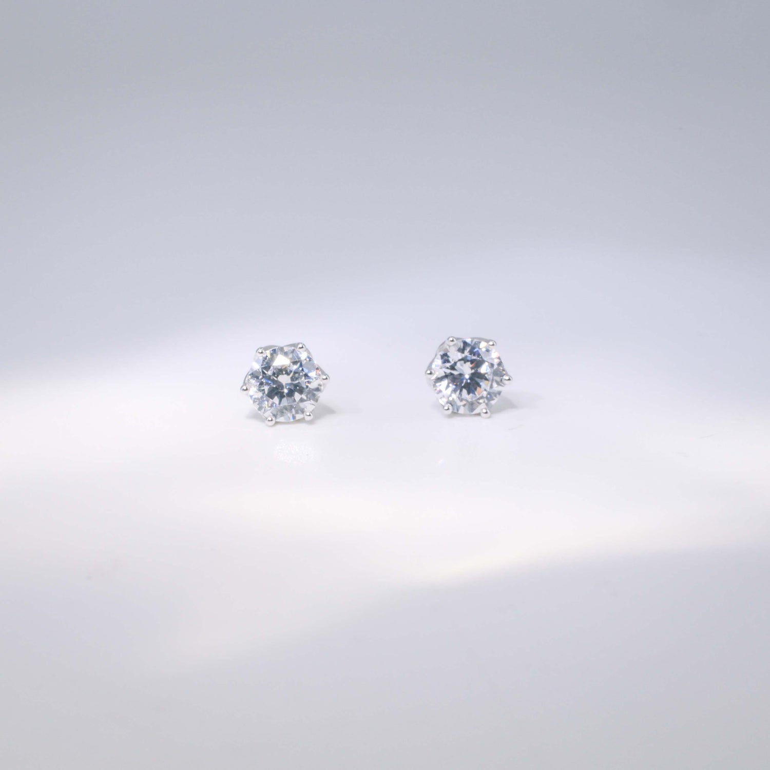 18K Gold Lab-Grown Diamond Stud Earrings Setting | Floral-Inspired Open Gallery Design | TME0532