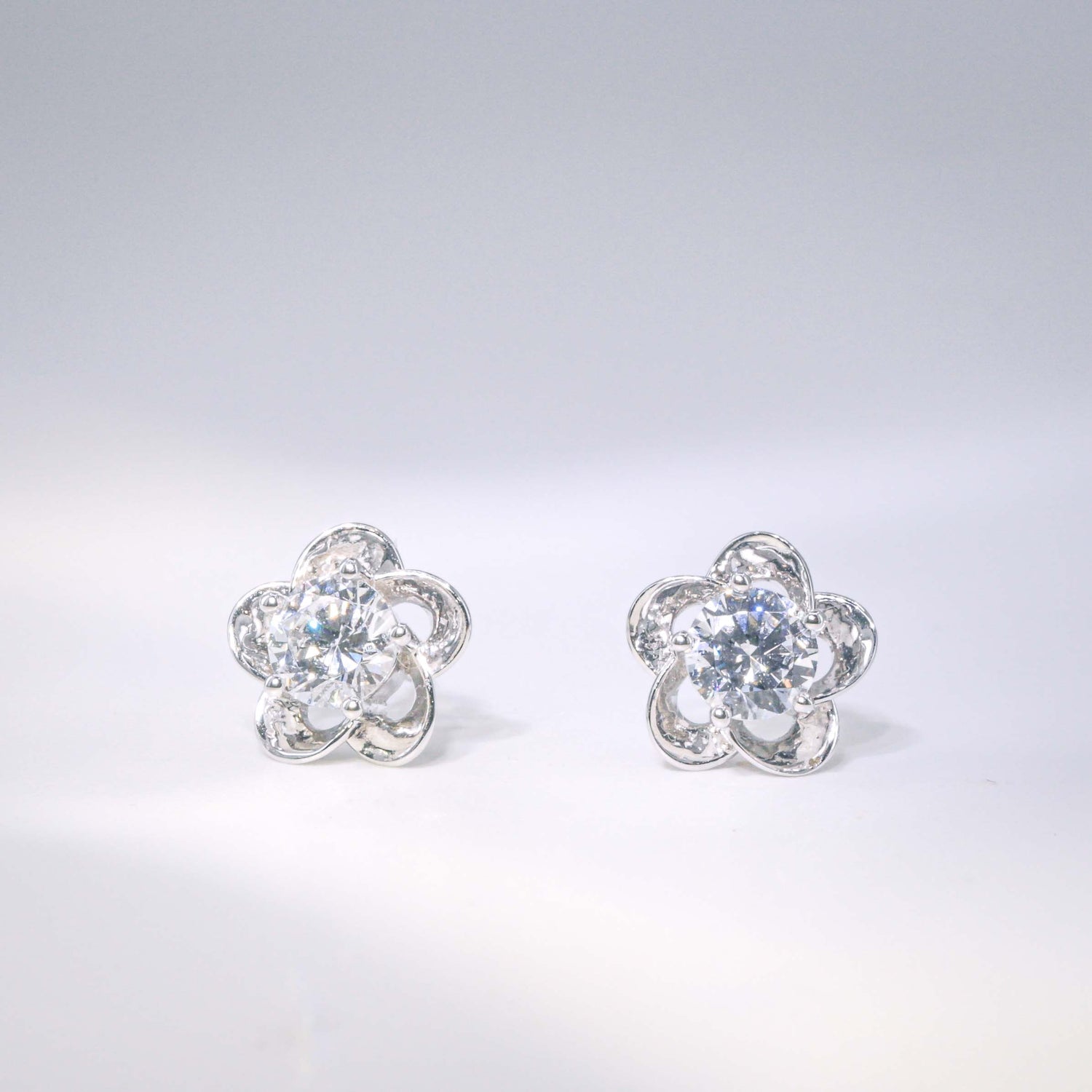 現貨 18K白金 1.0ct 圓形培育鑽石花形耳環（附IGI證書）｜D VVS2 Ideal Ex Ex 頂級之選 ｜ TME0801（五爪）