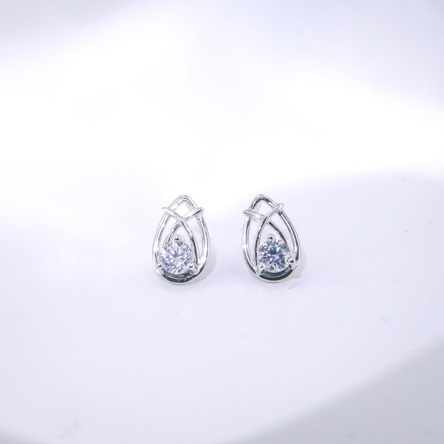 18K金圓形培育鑽石耳環 | D-E VVS Ideal Ex Ex | 立體交錯框架設計| <總數 0.60ct - 1.40ct+>