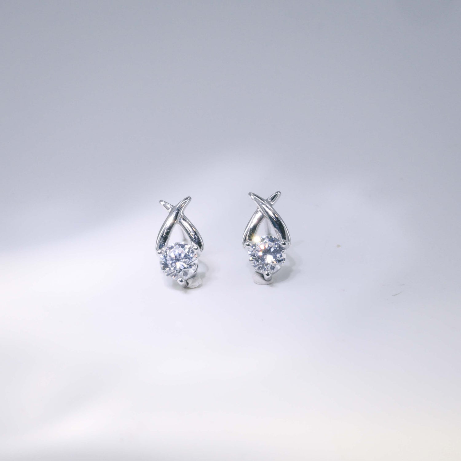 18K金圓形培育鑽石耳環 | D-E VVS Ideal Ex Ex | 立體交叉線條設計| <總數 0.60ct - 1.40ct+>