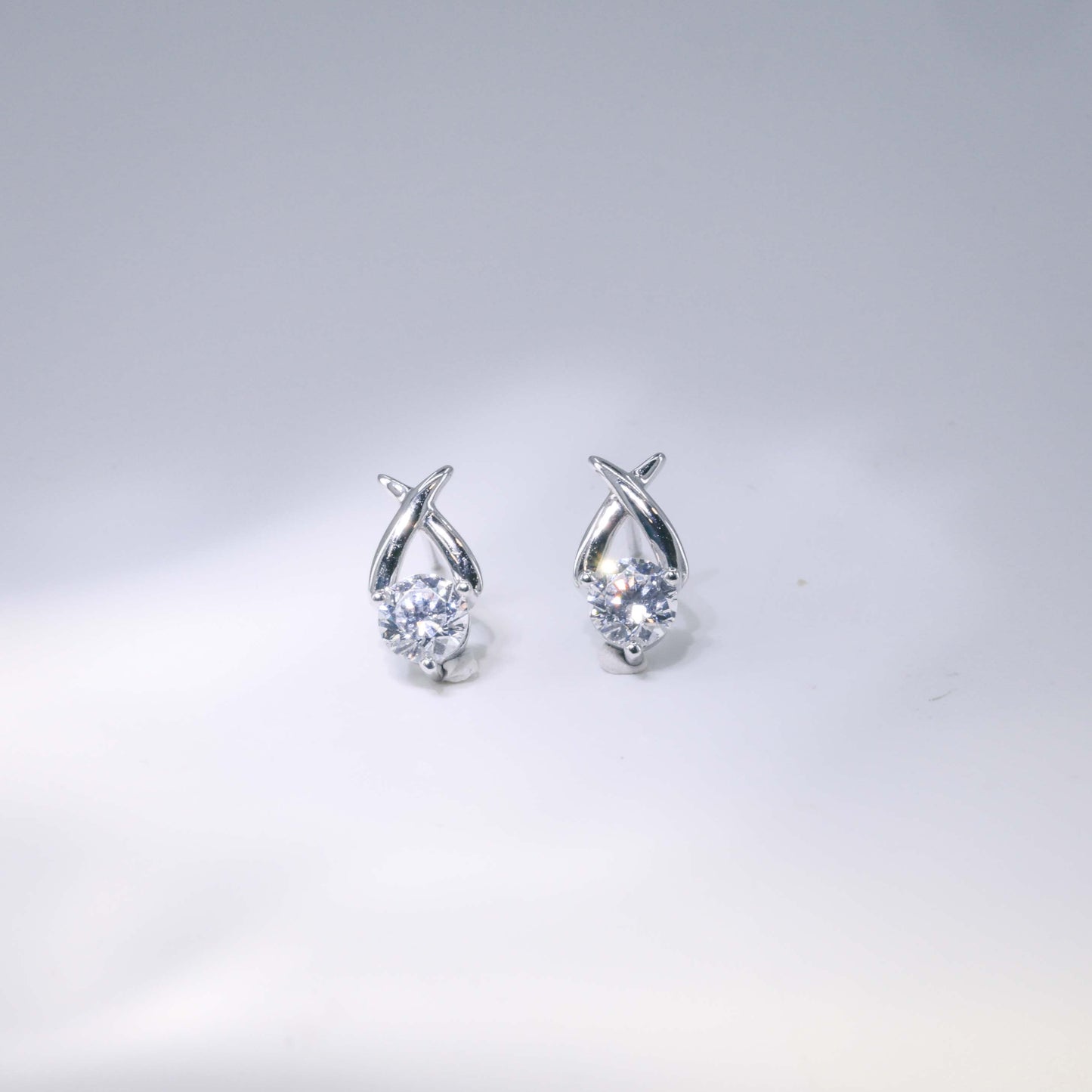 18K金圓形培育鑽石耳環 | D-E VVS Ideal Ex Ex | 立體交叉線條設計| <總數 0.60ct - 1.40ct+>