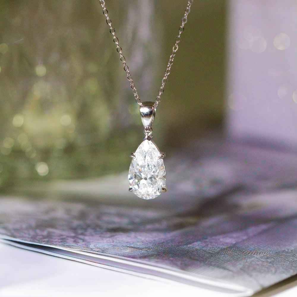 18K Gold Pear-Cut Lab-Grown Diamond Pendant Setting | Classic Drop-Set Solitaire Design | TMP0416