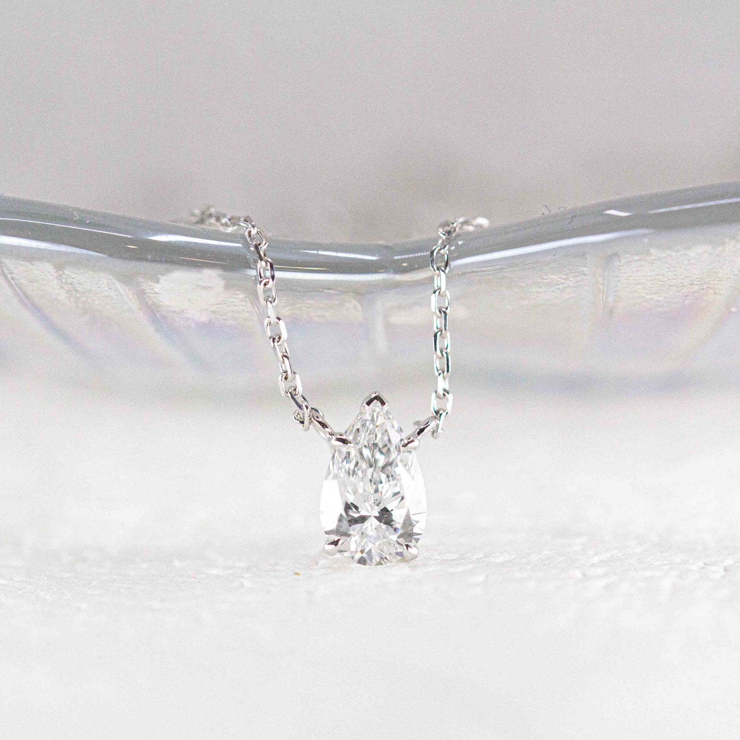18K金梨形培育鑽石單鑽頸鏈 | D-E VVS | <總數 0.20ct - 1.50ct+>