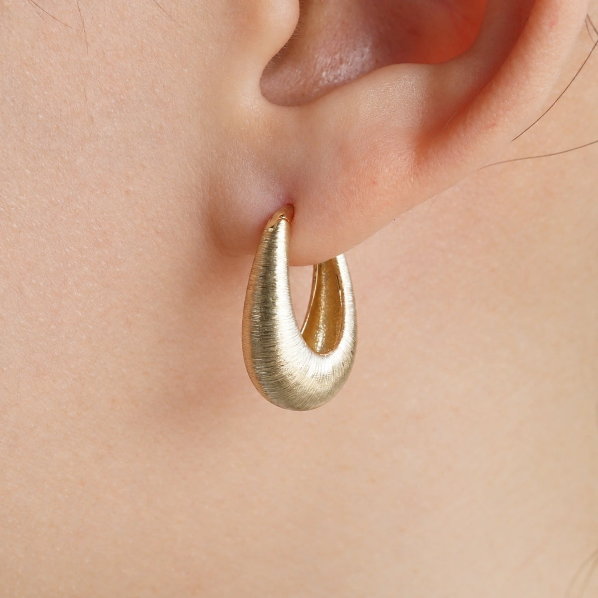 [In Stock] 14K Yellow Gold Brushed Finish Textured Teardrop Hoop Earrings | PAE3297