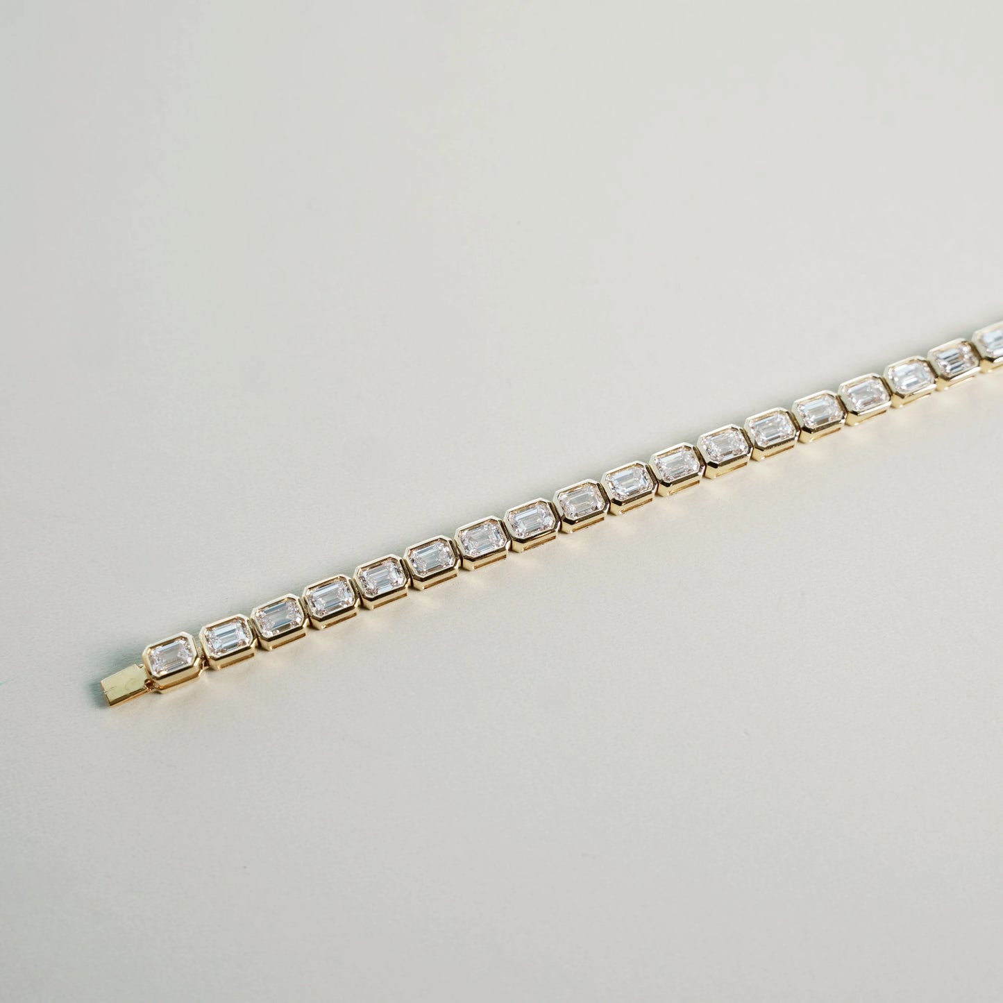 [In Stock] 7.58ct Emerald-Cut Lab-Grown Diamond Bezel Set Tennis Bracelet in 18K Gold | D–F / VVS–VS | B25340EM