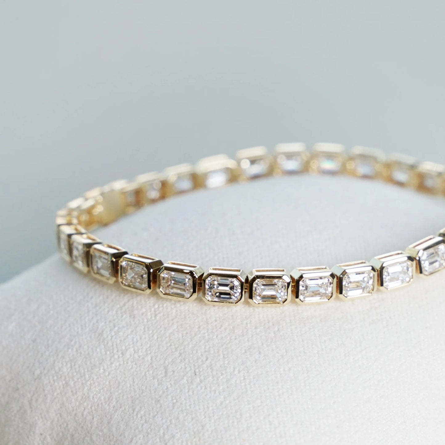 18K金祖母綠形培育鑽石網球手鏈｜D-F / VVS-VS｜包邊鑲嵌