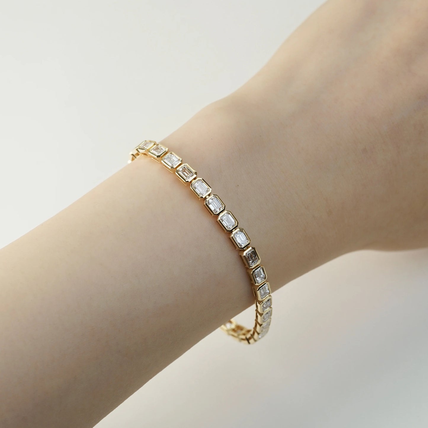 [In Stock] 7.58ct Emerald-Cut Lab-Grown Diamond Bezel Set Tennis Bracelet in 18K Gold | D–F / VVS–VS | B25340EM
