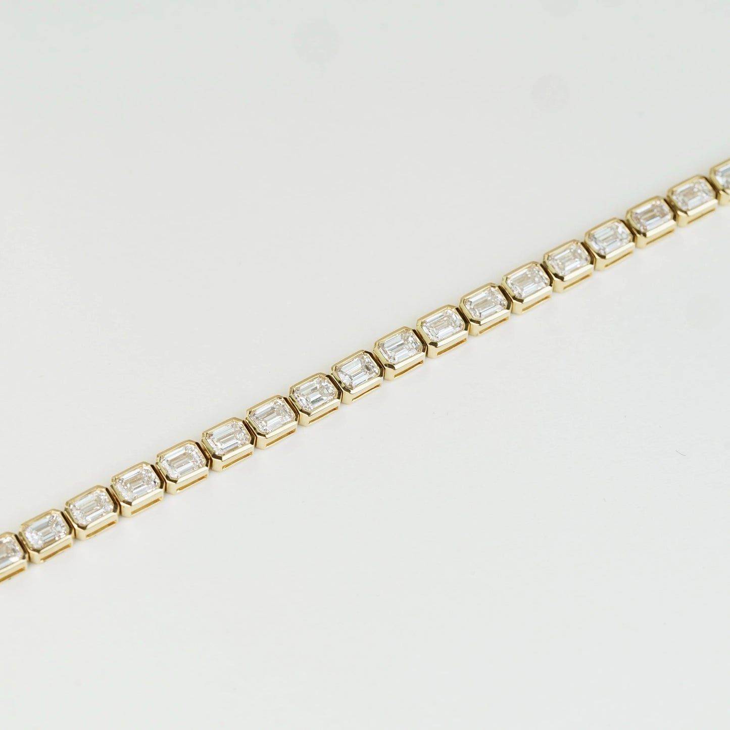 [In Stock] 7.58ct Emerald-Cut Lab-Grown Diamond Bezel Set Tennis Bracelet in 18K Gold | D–F / VVS–VS | B25340EM