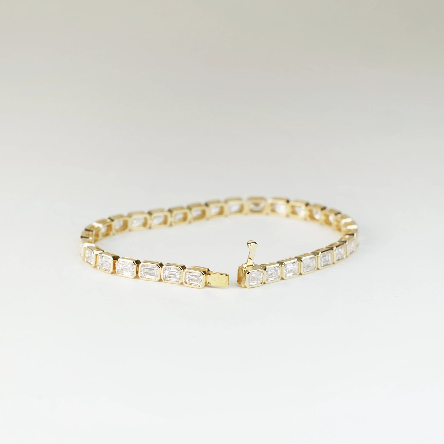 [In Stock] 7.58ct Emerald-Cut Lab-Grown Diamond Bezel Set Tennis Bracelet in 18K Gold | D–F / VVS–VS | B25340EM