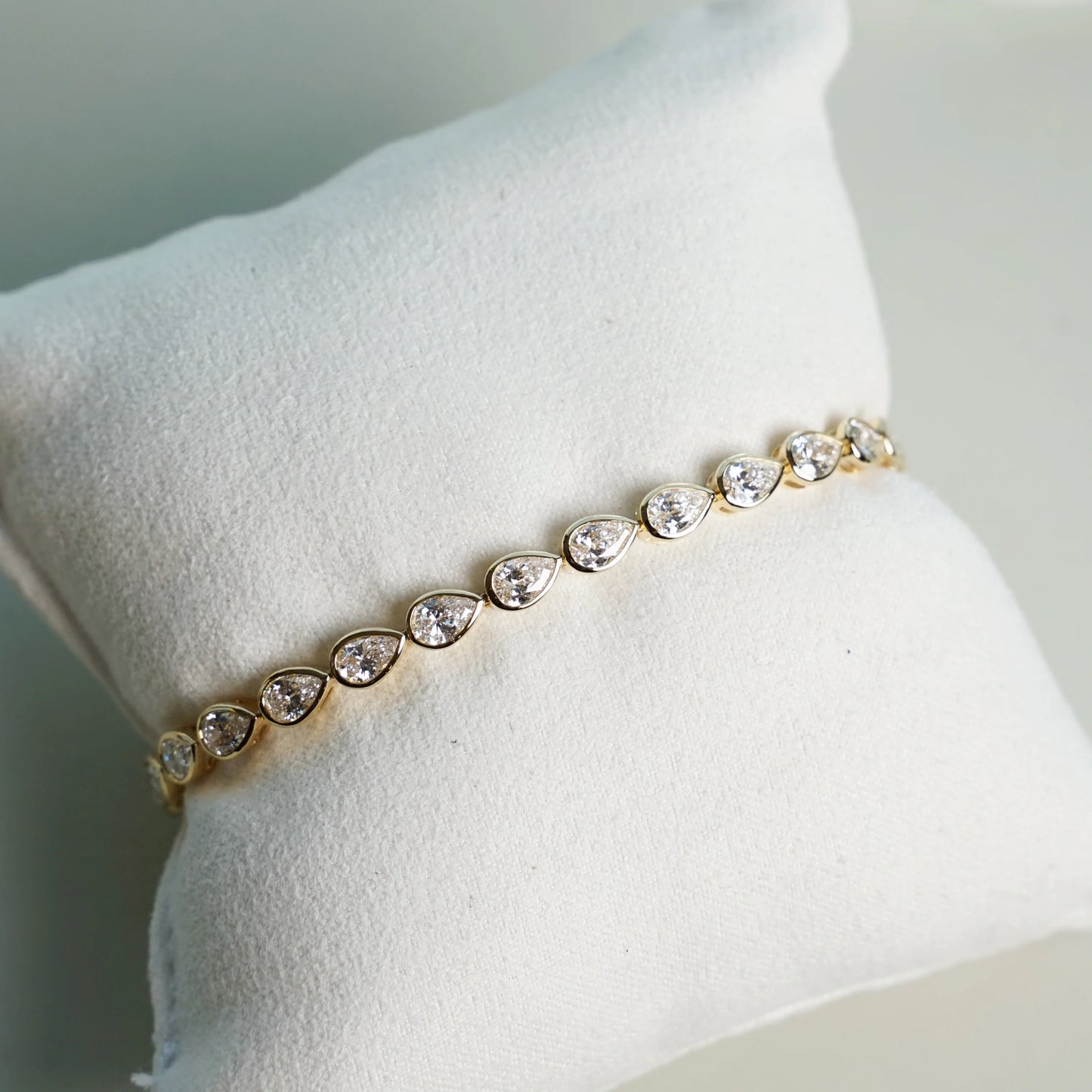 [In Stock] 5.75ct Lab-Grown Diamond Bezel Set Tennis Bracelet in 18K Gold | D–F / VVS–VS | B25340RD
