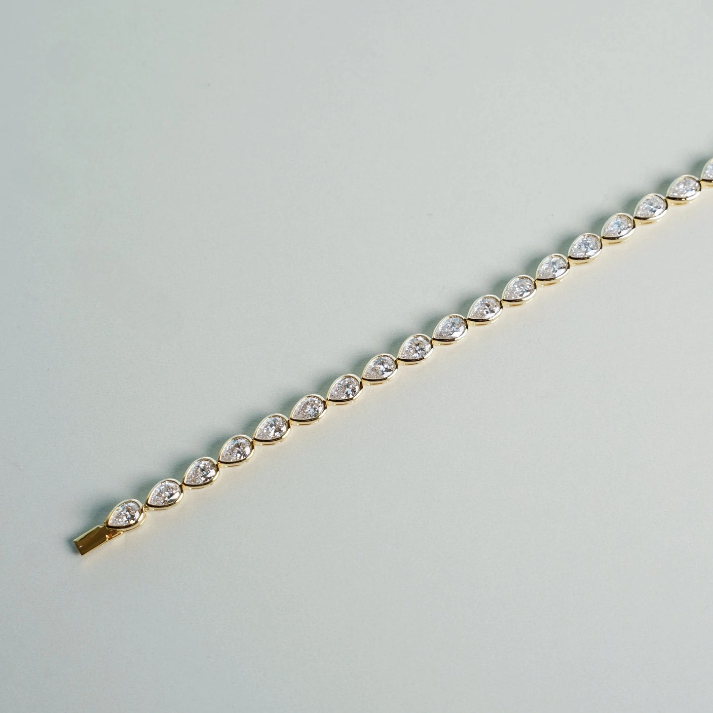 [In Stock] 5.66ct Pear-Cut Lab-Grown Diamond Bezel Set Tennis Bracelet in 18K Gold | D–F / VVS–VS | B25340PR