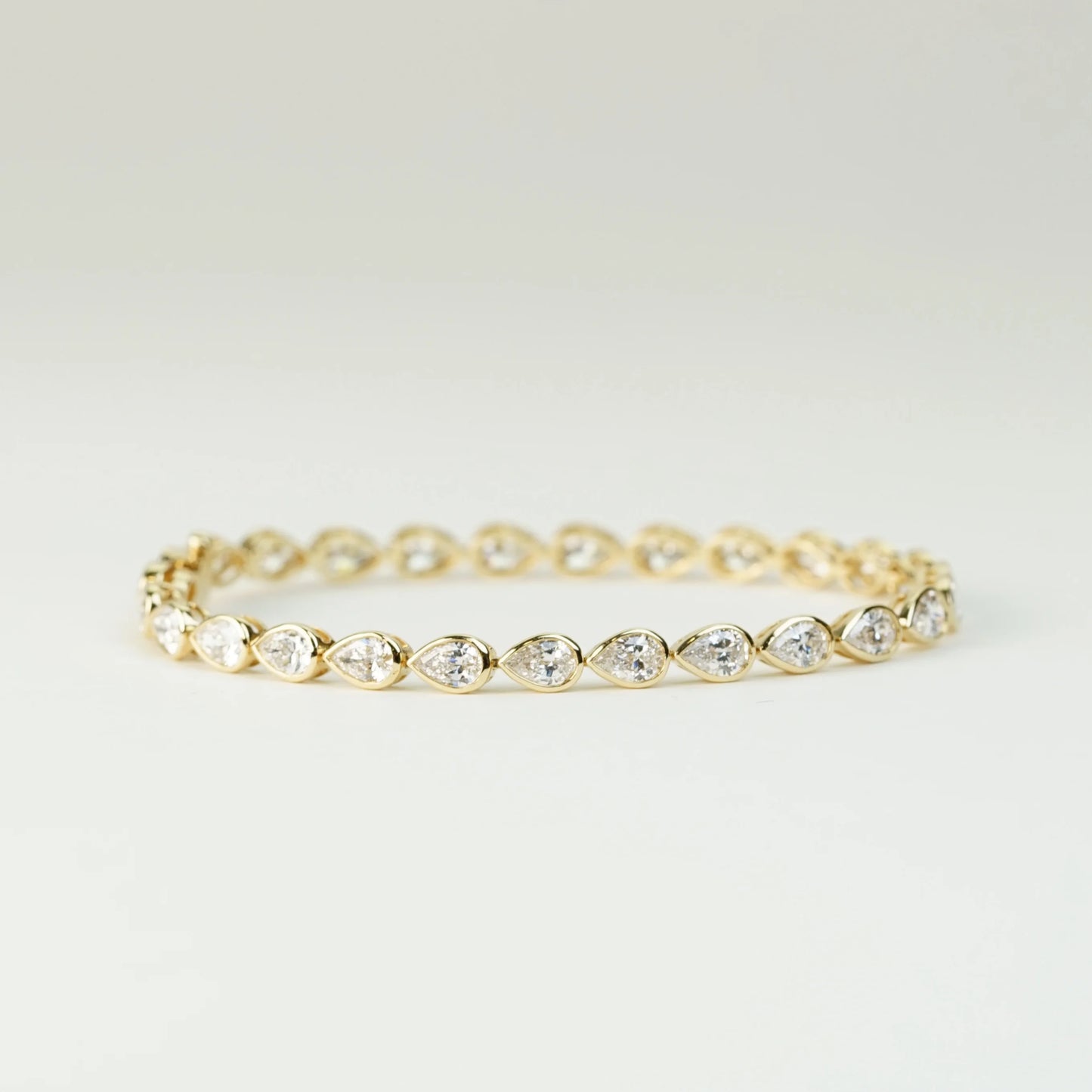 [In Stock] 5.66ct Pear-Cut Lab-Grown Diamond Bezel Set Tennis Bracelet in 18K Gold | D–F / VVS–VS | B25340PR