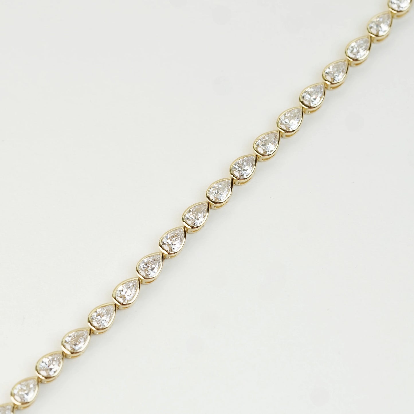 [In Stock] 5.66ct Pear-Cut Lab-Grown Diamond Bezel Set Tennis Bracelet in 18K Gold | D–F / VVS–VS | B25340PR