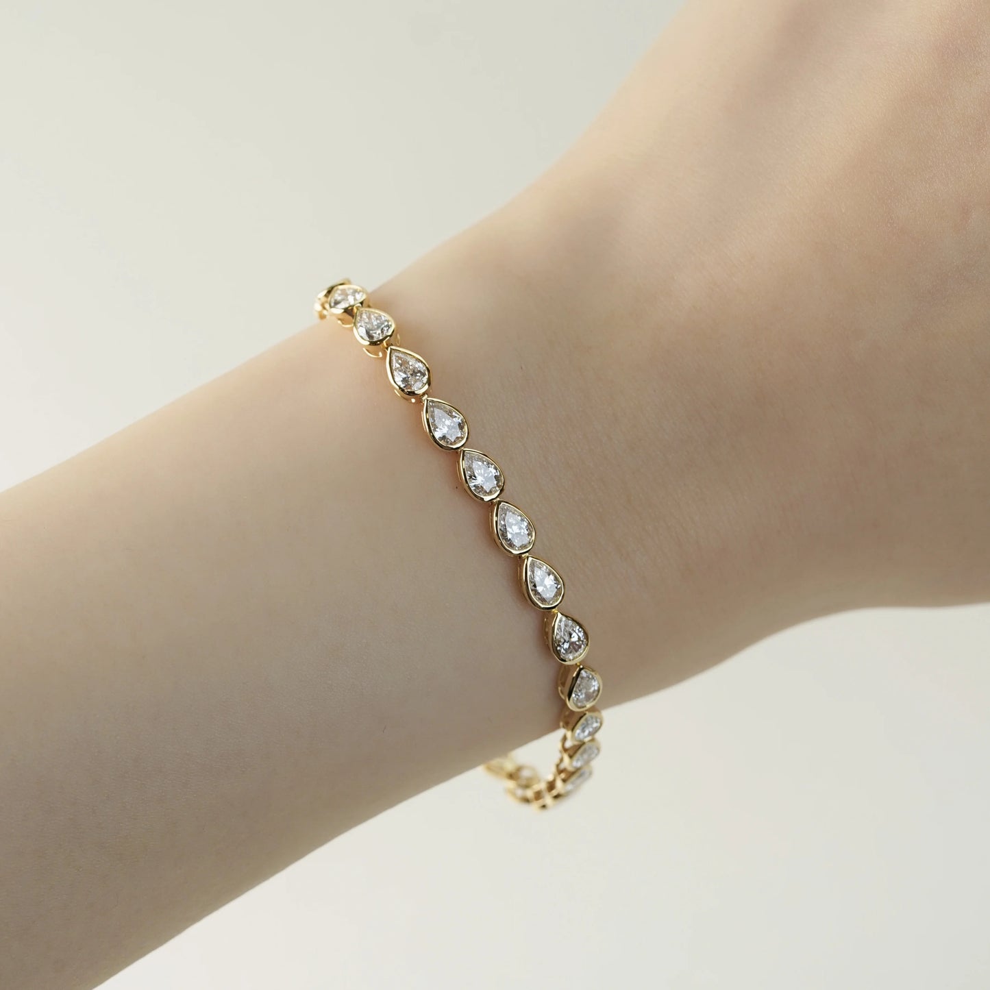 [In Stock] 5.66ct Pear-Cut Lab-Grown Diamond Bezel Set Tennis Bracelet in 18K Gold | D–F / VVS–VS | B25340PR