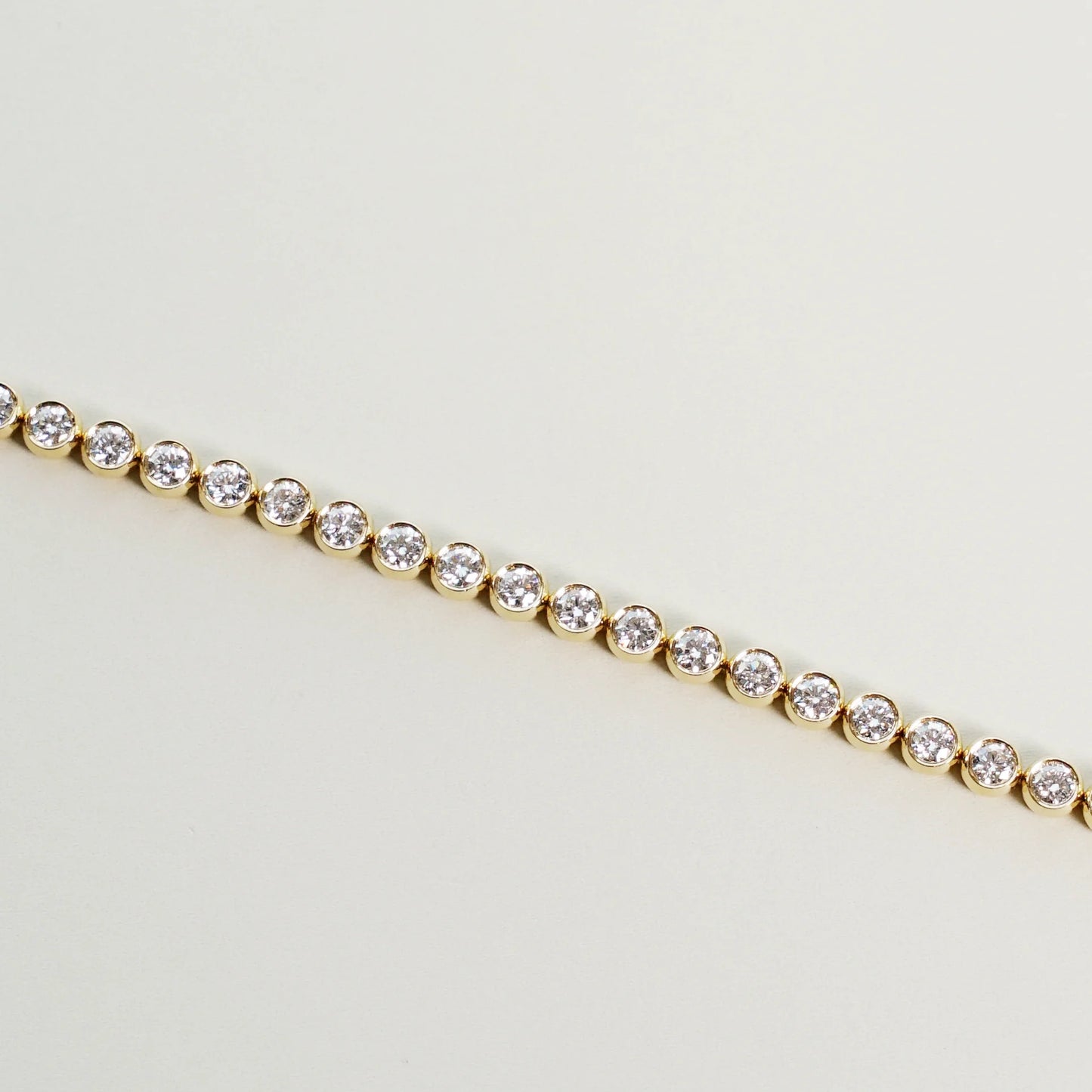 [In Stock] 5.75ct Lab-Grown Diamond Bezel Set Tennis Bracelet in 18K Gold | D–F / VVS–VS | B25340RD