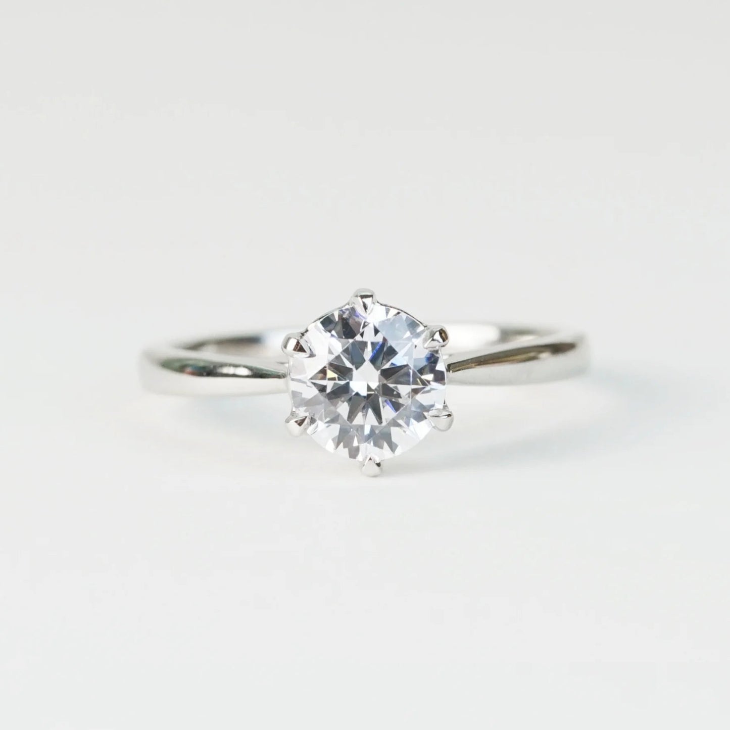 SLOANE 培育鑽石戒指托｜經典六爪單鑽戒圈配輪廓戒圈（18K 金／鉑金）– TM0816