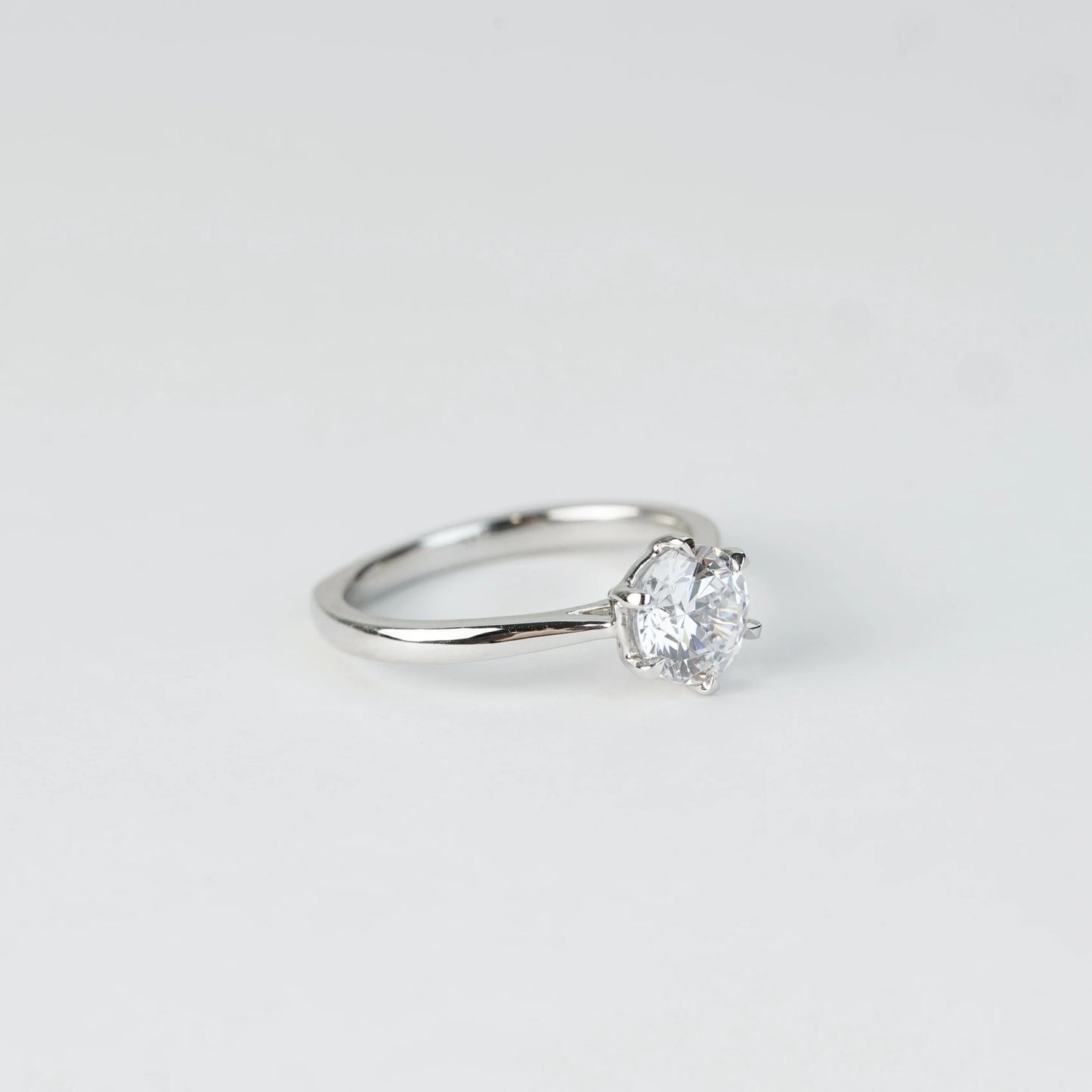 SLOANE 培育鑽石戒指托｜經典六爪單鑽戒圈配輪廓戒圈（18K 金／鉑金）– TM0816