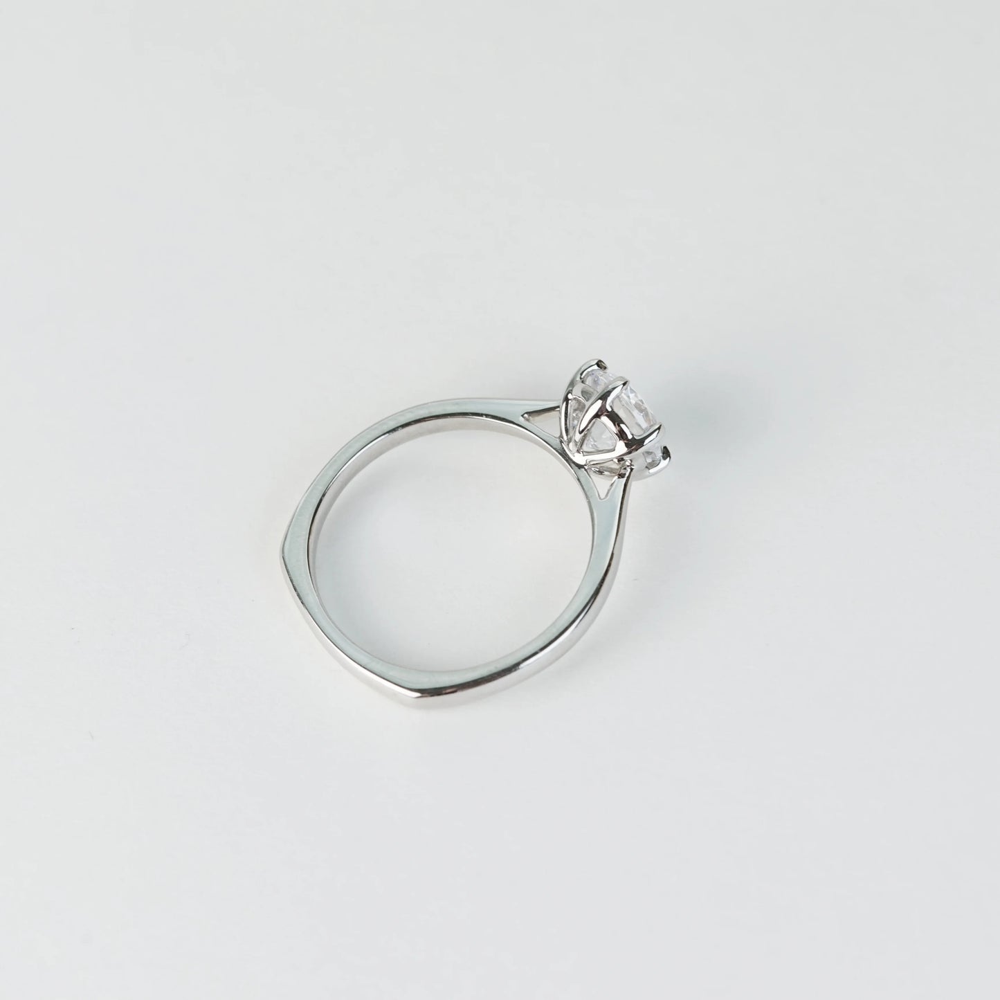 SLOANE 培育鑽石戒指托｜經典六爪單鑽戒圈配輪廓戒圈（18K 金／鉑金）– TM0816