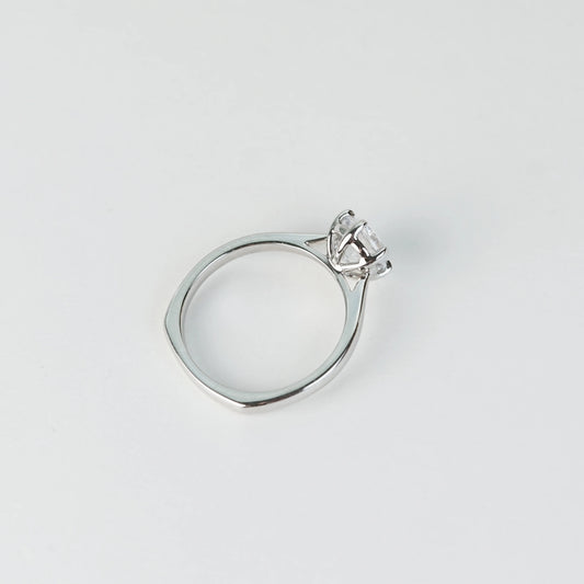 SLOANE 培育鑽石戒指托｜經典六爪單鑽戒圈配輪廓戒圈（18K 金／鉑金）– TM0816