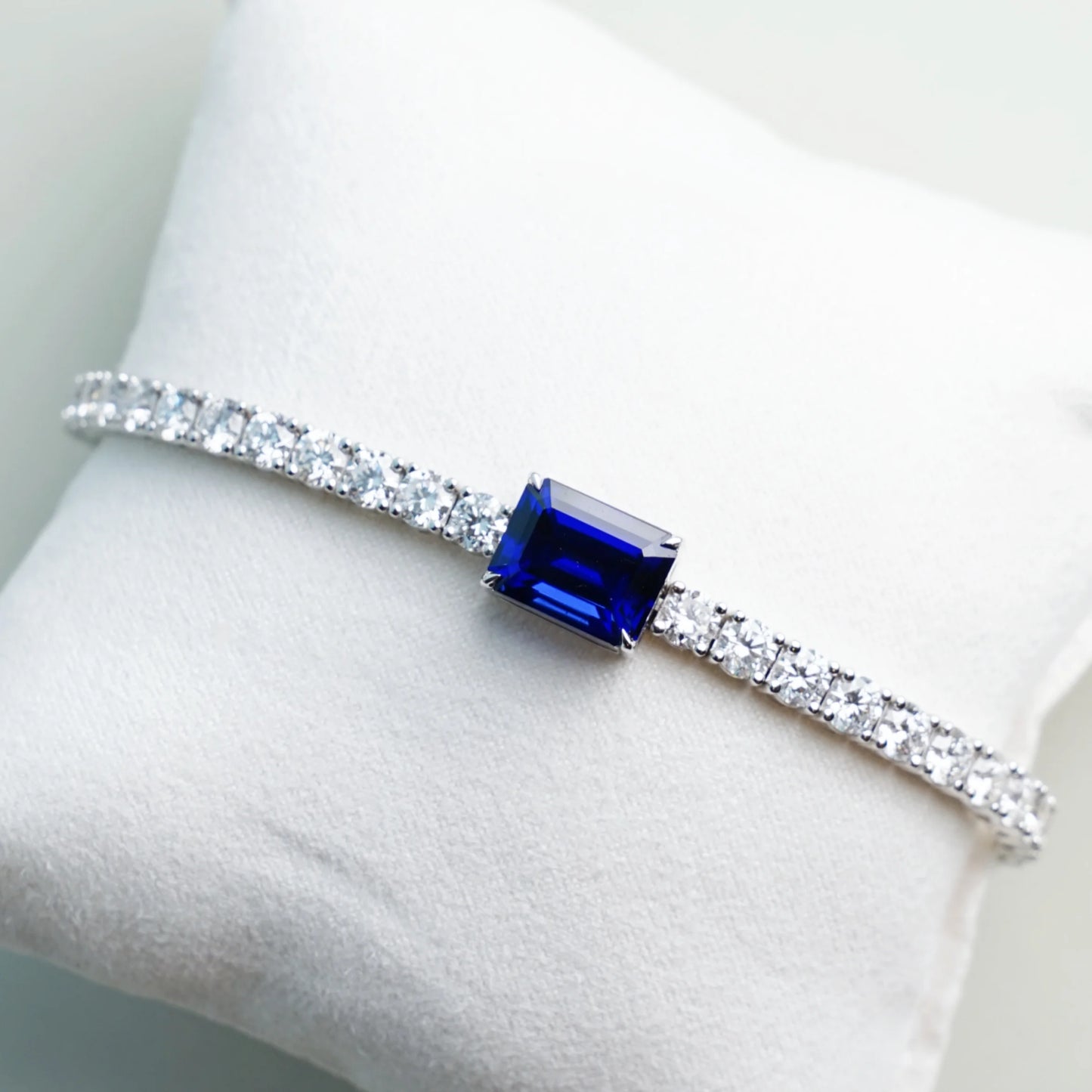 5.41ct 祖母綠形培育藍寶石手鏈（附 IGI 證書）｜配 8.074ct 培育鑽石網球手鏈｜現貨款