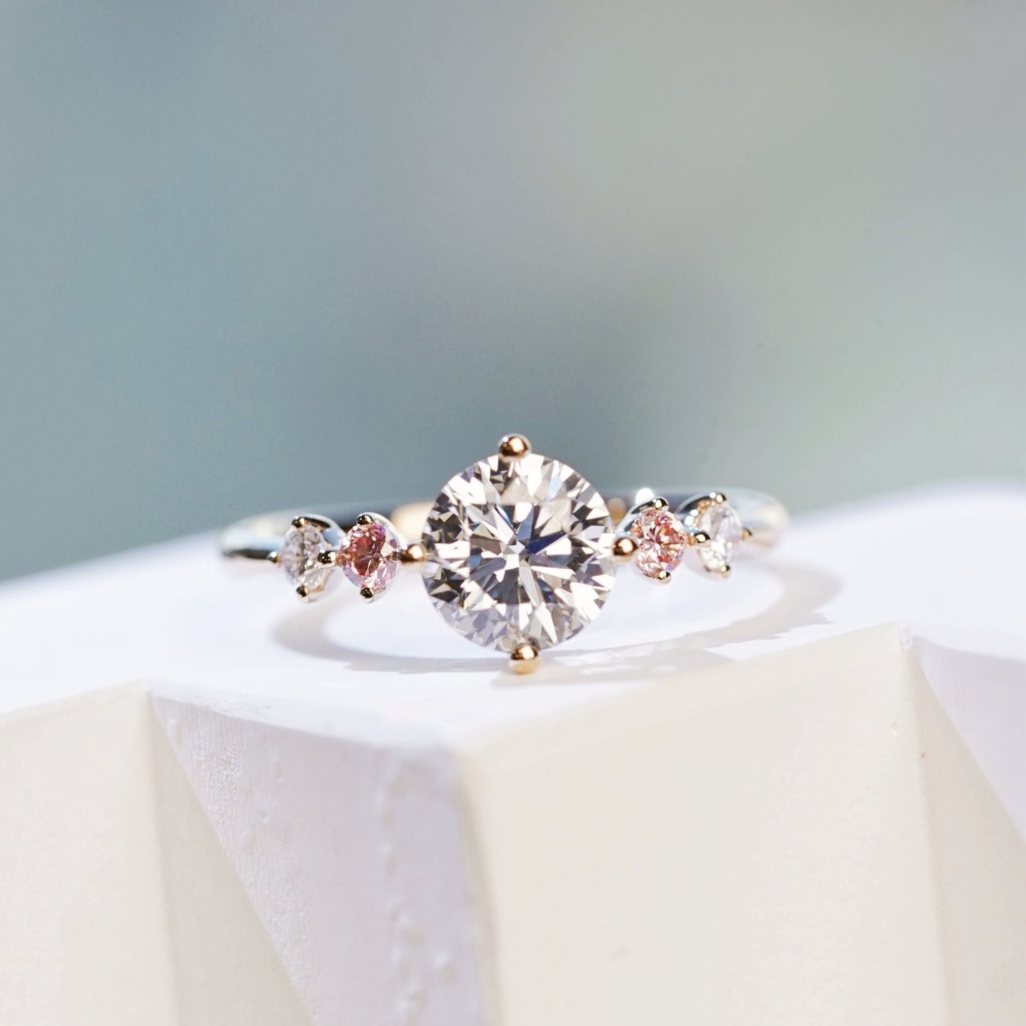 ROBERTA 培育鑽石戒指托｜兩側鑲培育白鑽與粉鑽（18K 金／鉑金）– TM0149