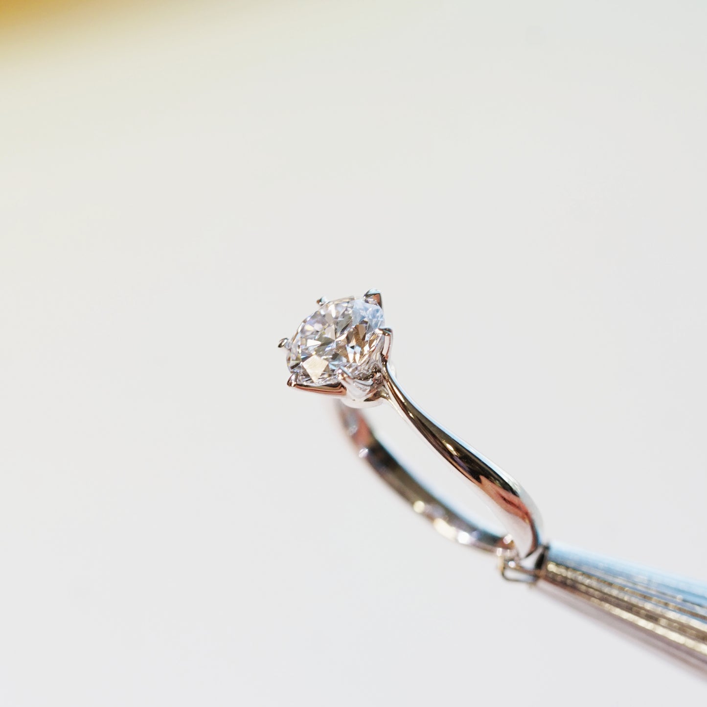 SERENE 培育鑽石單鑽戒指托｜輕柔扭臂戒圈（18K 金／鉑金）– SGJ0698