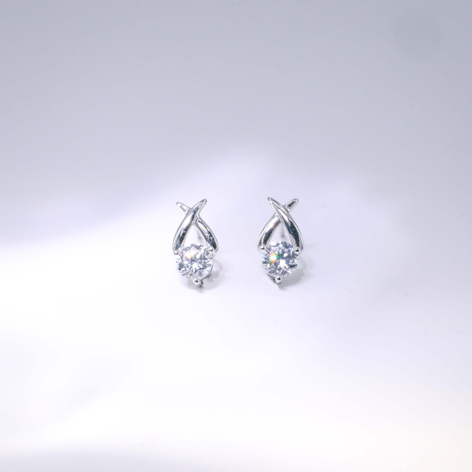 18K Gold Lab-Grown Diamond Stud Earrings | Sculptural Cross-Loop Accent Design | TME0806